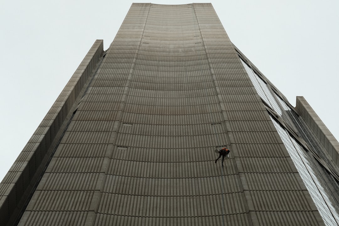 Cleaner cleaning the building side